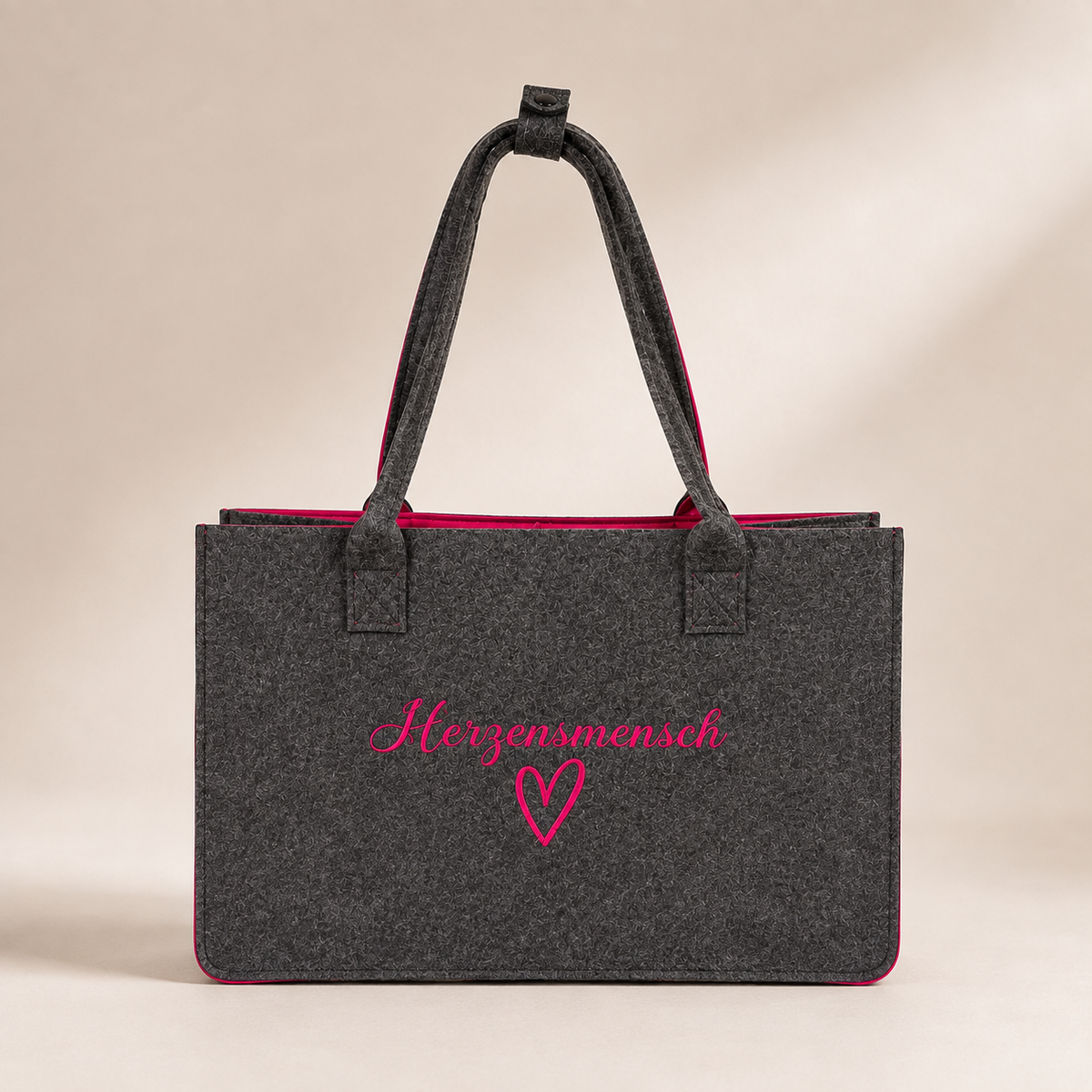 Filztasche „Herzensmensch“ – Grau und Pink