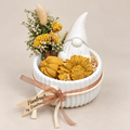Herbstliches Deko-Set mit weißem Wichtel, Kürbis, Sonnenblume und Trockenblumen