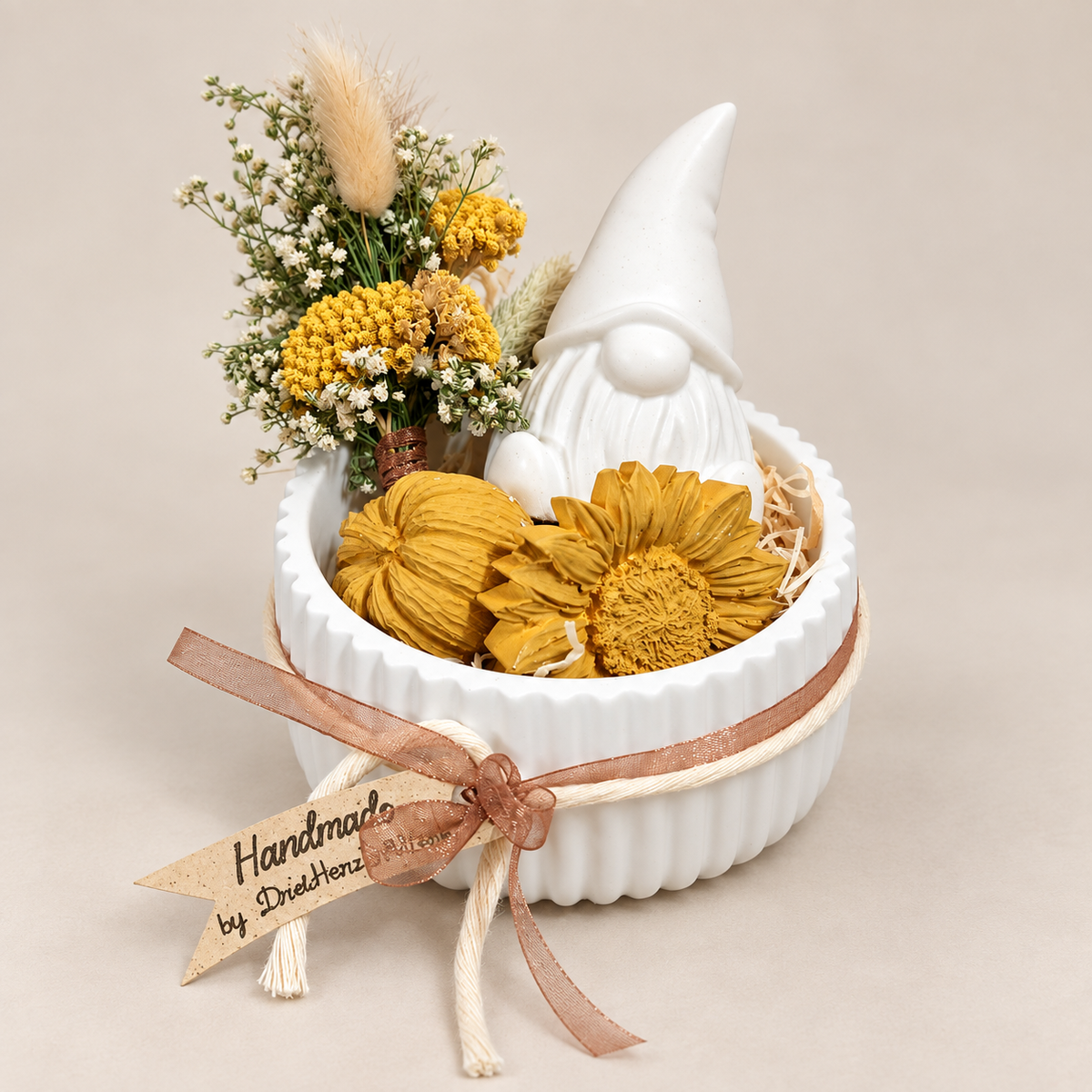 Herbstliches Deko-Set mit weißem Wichtel, Kürbis, Sonnenblume und Trockenblumen