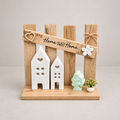 Home sweet Home – Holzdekoration mit zwei weißen Häusern, mintgrünem Baum und dekorativen Details