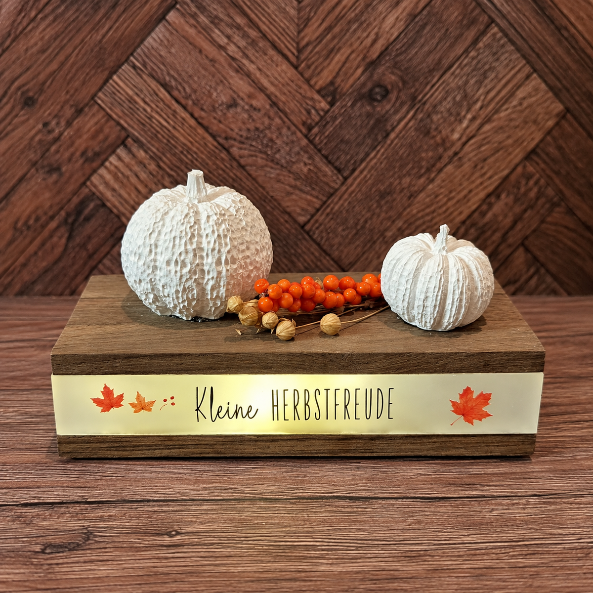 Herbstliches Deko-Set Kleine Herbstfreude mit zwei weißen Kürbissen und orangefarbenen Beeren