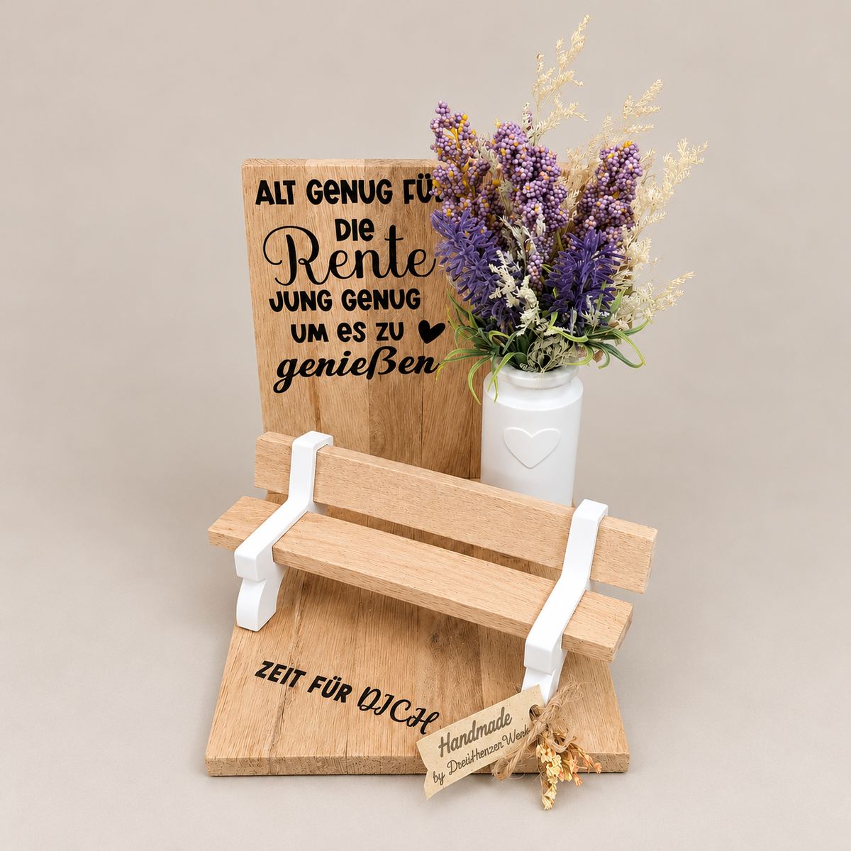 Rentnerbank Zeit für dich – Holzbank mit Rentenspruch, weißer Vase und violetter Blumendekoration